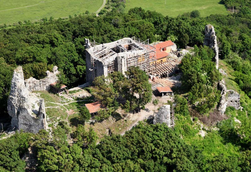 Hrad nad obcou Vinné